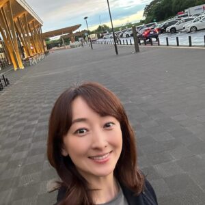 Hanafusa Mari Instagram - 今日は朝早くから一日お仕事でした。茨城県まで行ってきましたー。そしてめちゃくちゃ久しぶりにサービスエリアで食事をし、スカイツリーも東京タワーも見て帰ってきました🗼

今日も私のお肌はリペアジェルが支えてくれました。いつもメイクさんに褒められます😆
紫外線が気になる季節でも、リペアジェルのビタミンC生命体©️が紫外線ダメージをケアしてくれるから安心です👌
#リペアジェルやっぱりいいな