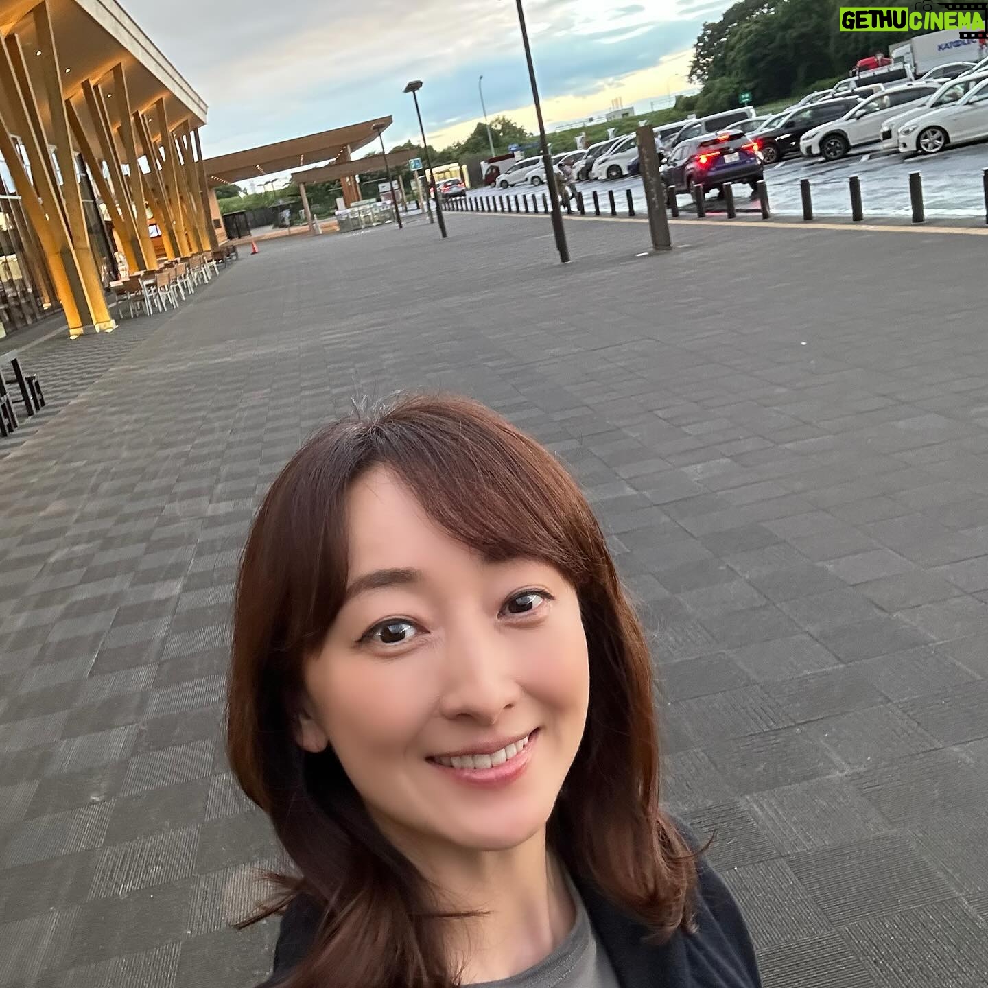 Hanafusa Mari - 4.1K Likes - 今日は朝早くから一日お仕事でした。茨城県まで行ってきましたー。そしてめちゃくちゃ久しぶりにサービスエリアで食事をし、スカイツリーも東京タワーも見て帰ってきました🗼
今日も私のお肌はリペアジェルが支えてくれました。いつもメイクさんに褒められます😆
紫外線が気になる季節でも、リペアジェルのビタミンC生命体©️が紫外線ダメージをケアしてくれるから安心です👌
#リペアジェルやっぱりいいな