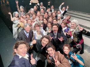 Hanafusa Mari Instagram - ミュージカル「ベートーヴェン」、本日無事に大千穐楽を終えました。
今はとにかく最後まで公演できたことに本当にホッとしています。
この公演は今までの作品とは違い、なんだろう、、やっぱりもとがベートーヴェンの曲だからかな、とても大変でした。歴史あるベートーヴェンの曲をミュージカルで唄うことの大変さ、緊張感は他の作品とは比べものにならないものがありました。とにかく完走できて本当に良かったです！
大千穐楽の終演後、みんなで写真を撮りました。
10月からずっと一緒に頑張ってきたみんな。最高です❣️
ずっと応援してくださった皆さま、本当にありがとうございました！
思ひ出写真はまた追って載せますね😊
#ベートーヴェン
#ミュージカルベートーヴェン
#花總まり