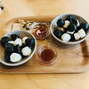 Hanafusa Mari Instagram - 韓国でお茶した時に出てきたお餅。
黒っぽい方はよもぎのお餅。
添えられている蜂蜜をつけていただきます。
こちらも美味しかったです😋
なにせ一泊二日だったのでこれくらいしか載せられる写真がないです😓
皆んなは韓国行くとどんなところ行くの？
#韓国#韓国グルメ