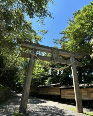 Hanafusa Mari Instagram - 先日、世界遺産、熊野三山　奥の宮の玉置神社に行ってきました。
この神社は「呼ばれた人しか辿り着けない」といわれている神社でしたので、無事に参拝できるかドキドキしていましたが、とても良いお天気で参拝客もほとんどいなく、静かにゆっくりと参拝することができました。他にも写真を撮ったので今回は２回にわけてアップしますね😊

#玉置神社
#熊野三山
#奥の宮