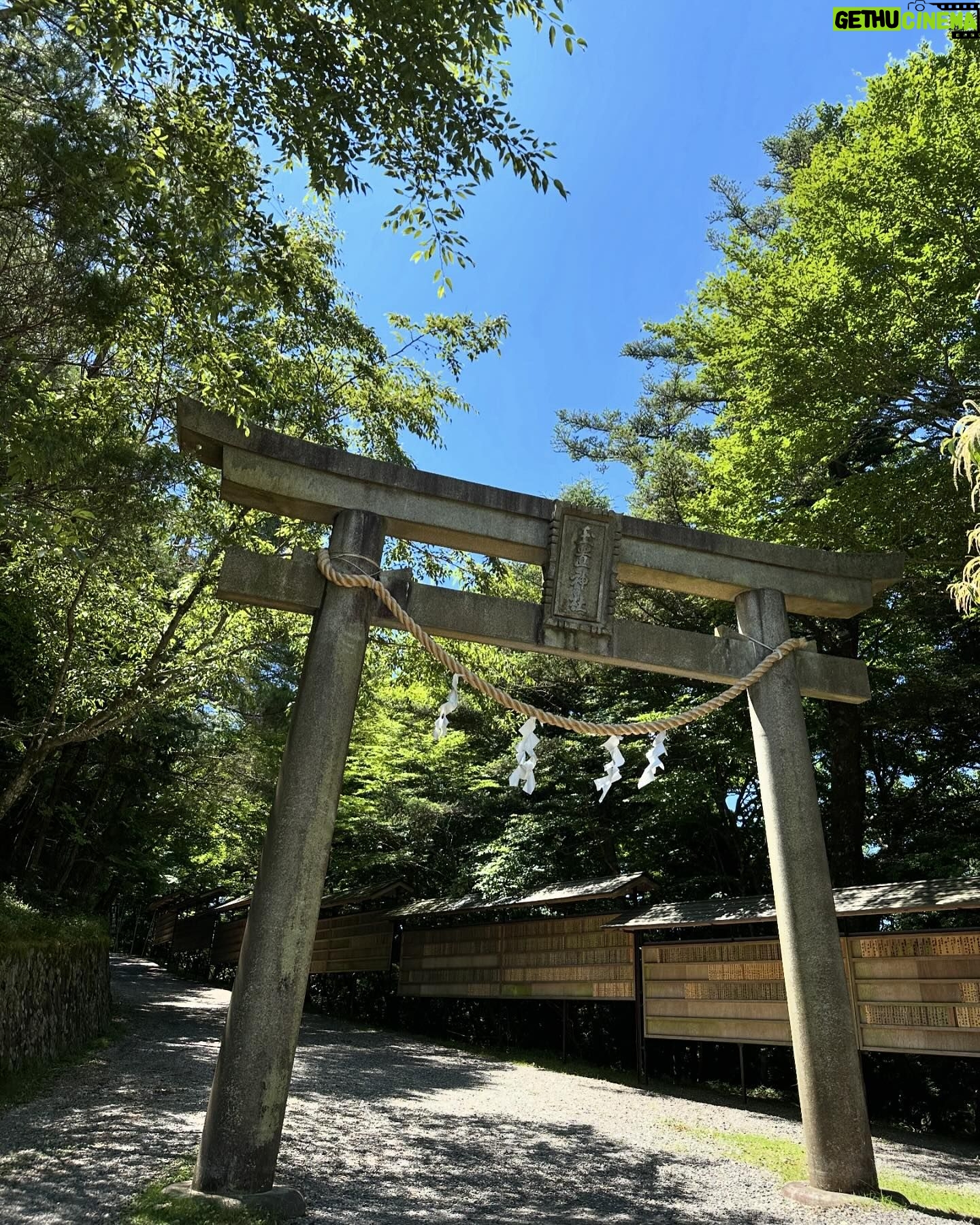 Hanafusa Mari - 3.8K Likes - 先日、世界遺産、熊野三山 奥の宮の玉置神社に行ってきました。
この神社は「呼ばれた人しか辿り着けない」といわれている神社でしたので、無事に参拝できるかドキドキしていましたが、とても良いお天気で参拝客もほとんどいなく、静かにゆっくりと参拝することができました。他にも写真を撮ったので今回は2回にわけてアップしますね😊
#玉置神社
#熊野三山
#奥の宮