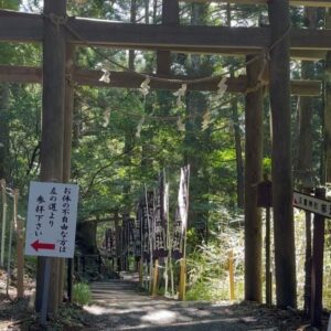 Hanafusa Mari Instagram - 先日、世界遺産、熊野三山　奥の宮の玉置神社に行ってきました。
この神社は「呼ばれた人しか辿り着けない」といわれている神社でしたので、無事に参拝できるかドキドキしていましたが、とても良いお天気で参拝客もほとんどいなく、静かにゆっくりと参拝することができました。他にも写真を撮ったので今回は２回にわけてアップしますね😊

#玉置神社
#熊野三山
#奥の宮