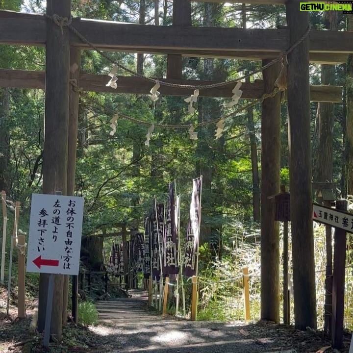Hanafusa Mari - 3.8K Likes - 先日、世界遺産、熊野三山 奥の宮の玉置神社に行ってきました。
この神社は「呼ばれた人しか辿り着けない」といわれている神社でしたので、無事に参拝できるかドキドキしていましたが、とても良いお天気で参拝客もほとんどいなく、静かにゆっくりと参拝することができました。他にも写真を撮ったので今回は2回にわけてアップしますね😊
#玉置神社
#熊野三山
#奥の宮