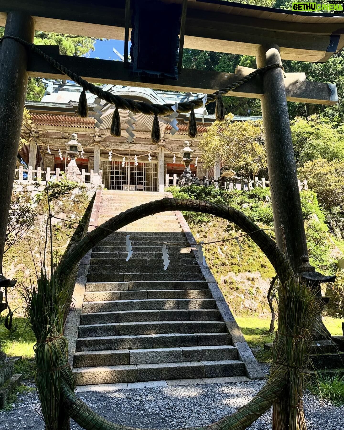 Hanafusa Mari - 3.8K Likes - 先日、世界遺産、熊野三山 奥の宮の玉置神社に行ってきました。
この神社は「呼ばれた人しか辿り着けない」といわれている神社でしたので、無事に参拝できるかドキドキしていましたが、とても良いお天気で参拝客もほとんどいなく、静かにゆっくりと参拝することができました。他にも写真を撮ったので今回は2回にわけてアップしますね😊
#玉置神社
#熊野三山
#奥の宮