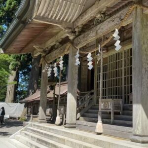 Hanafusa Mari Instagram - 先日、世界遺産、熊野三山　奥の宮の玉置神社に行ってきました。
この神社は「呼ばれた人しか辿り着けない」といわれている神社でしたので、無事に参拝できるかドキドキしていましたが、とても良いお天気で参拝客もほとんどいなく、静かにゆっくりと参拝することができました。他にも写真を撮ったので今回は２回にわけてアップしますね😊

#玉置神社
#熊野三山
#奥の宮