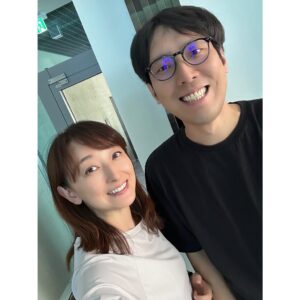 Hanafusa Mari Instagram - 実は先週お仕事で、韓国に行ってきました✈️
なんと今年に入り２回目👀
前回は一泊しかできなかったので、なんとか今回はニ泊💦
でも、おかげで会いたかった人にもゆっくり会えたし、美味しいものも食べに行く事ができました🙆‍♀️
一枚目の写真は韓国を代表する巨匠演出家のイ・ジナさん。日本語で「まりちゃん、まりちゃん」と親しく呼んでくださり、とても優しくて素敵な方でした☺️
２枚目はお馴染みハリーさん^_^
ベートーヴェンで通訳としてご一緒していた、テイさん、大野茜ちゃん（写真撮りそびれた💦）にも会えて忙しかったけれど、楽しい時間もちゃんと過ごせました💕
