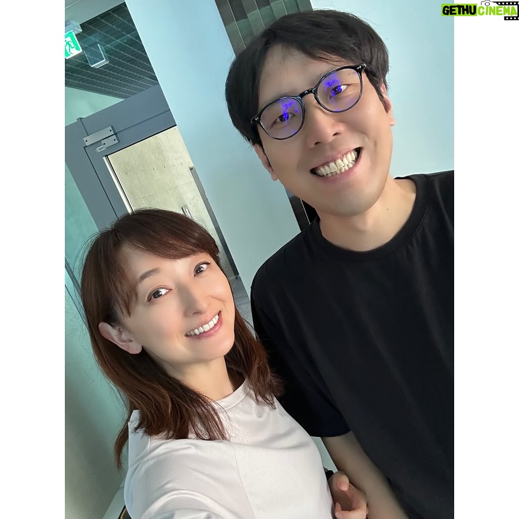 Hanafusa Mari - 4K Likes - 実は先週お仕事で、韓国に行ってきました✈️
なんと今年に入り2回目👀
前回は一泊しかできなかったので、なんとか今回はニ泊💦
でも、おかげで会いたかった人にもゆっくり会えたし、美味しいものも食べに行く事ができました🙆♀️
一枚目の写真は韓国を代表する巨匠演出家のイ・ジナさん。日本語で「まりちゃん、まりちゃん」と親しく呼んでくださり、とても優しくて素敵な方でした☺️
2枚目はお馴染みハリーさん^_^
ベートーヴェンで通訳としてご一緒していた、テイさん、大野茜ちゃん(写真撮りそびれた💦)にも会えて忙しかったけれど、楽しい時間もちゃんと過ごせました💕
