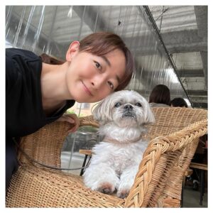 Hanafusa Mari Instagram - 今日は久しぶりにらぴ太とデート❤️
最近ゆっくりらぴ太と過ごせなかったので幸せな一日でした😊
あ、その前に東京都知事選の期日前投票にも行ってきました（当日はお仕事なので）
皆さんいつもちゃんと投票していますか？投票率の低い日本。その一票の積み重ねが何かを変えるんです。
投票に行きましょう。
#らぴ太
#らぴ太広報部長
@lappy444 
#シーズー