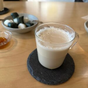 Hanafusa Mari Instagram - 韓国でお茶した時に出てきたお餅。
黒っぽい方はよもぎのお餅。
添えられている蜂蜜をつけていただきます。
こちらも美味しかったです😋
なにせ一泊二日だったのでこれくらいしか載せられる写真がないです😓
皆んなは韓国行くとどんなところ行くの？
#韓国#韓国グルメ