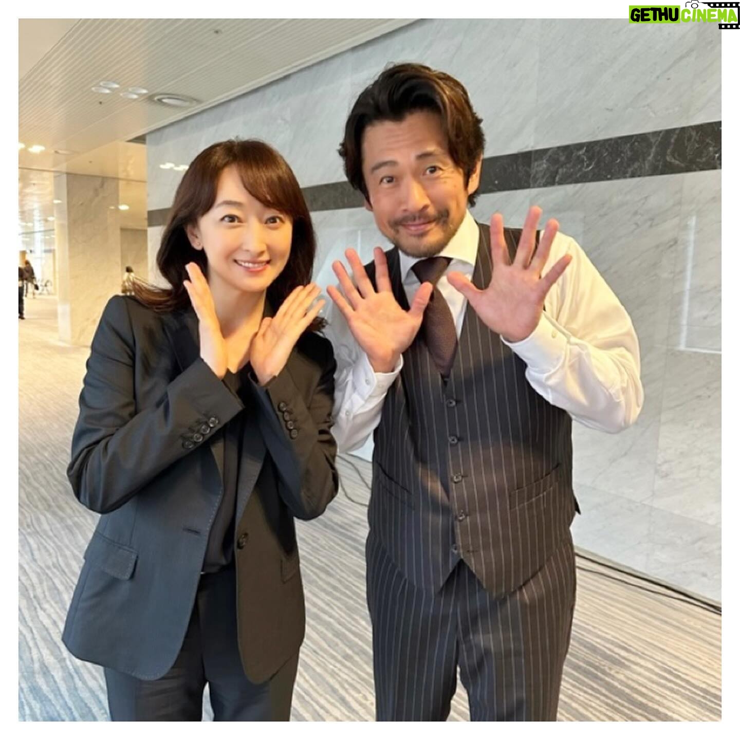 Hanafusa Mari - 6.8K Likes - 「ブラックぺアン シーズン2」の想い出😊
撮影初日の時に監督さんが、「内野さんが花總さんに会うのをとても楽しみにしていますよ」と仰っていて、え!めちゃくちゃ緊張するー💦と、もうドッキドキだったんです。そんな風に言っていただけて本当に光栄です😭
段田さんも池田さんも「花總さんの舞台、観たことありますよ」と撮影の合間に色々な話をしてくださり、皆さんとても素敵な方ばかりでした。
忙しい撮影現場では、演技以外でも様々な瞬間にそのお人柄がとてもよくわかります。
今回「ブラックぺアン2」に出演させていただけて、たくさんの学びがありました。私はあと第5話に少しだけ出演いたしますが、第4話はまだTVerで見逃し配信中(8/4 20:59まで)です。まだの方は是非😊
#内野聖陽 さん
#段田安則 さん
#池田鉄洋 さん
#ブラックぺアン
#ブラックぺアン2
#花總まり