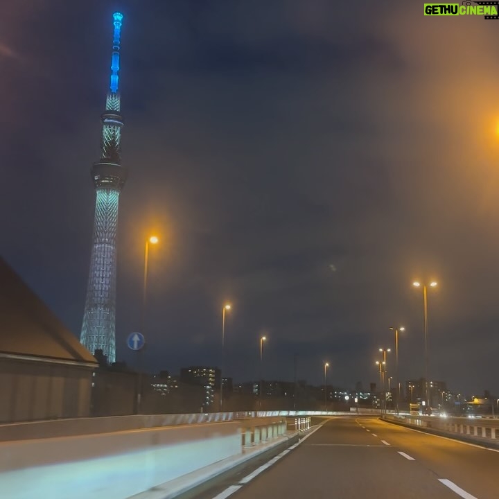 Hanafusa Mari - 4.1K Likes - 今日は朝早くから一日お仕事でした。茨城県まで行ってきましたー。そしてめちゃくちゃ久しぶりにサービスエリアで食事をし、スカイツリーも東京タワーも見て帰ってきました🗼
今日も私のお肌はリペアジェルが支えてくれました。いつもメイクさんに褒められます😆
紫外線が気になる季節でも、リペアジェルのビタミンC生命体©️が紫外線ダメージをケアしてくれるから安心です👌
#リペアジェルやっぱりいいな