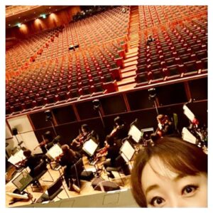 Hanafusa Mari Instagram - いよいよ最終地、兵庫県立芸術文化センターでの公演がスタートしました！
めちゃくちゃ綺麗なホールで「ベートーヴェン」の世界にぴったり😳

あと３回、頑張ります！！
#ベートーヴェン
#ミュージカルベートーヴェン
#兵庫県立芸術文化センター