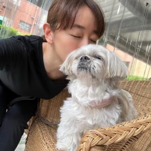 Hanafusa Mari Instagram - 今日は久しぶりにらぴ太とデート❤️
最近ゆっくりらぴ太と過ごせなかったので幸せな一日でした😊
あ、その前に東京都知事選の期日前投票にも行ってきました（当日はお仕事なので）
皆さんいつもちゃんと投票していますか？投票率の低い日本。その一票の積み重ねが何かを変えるんです。
投票に行きましょう。
#らぴ太
#らぴ太広報部長
@lappy444 
#シーズー