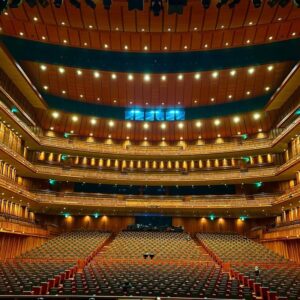 Hanafusa Mari Instagram - いよいよ最終地、兵庫県立芸術文化センターでの公演がスタートしました！
めちゃくちゃ綺麗なホールで「ベートーヴェン」の世界にぴったり😳

あと３回、頑張ります！！
#ベートーヴェン
#ミュージカルベートーヴェン
#兵庫県立芸術文化センター