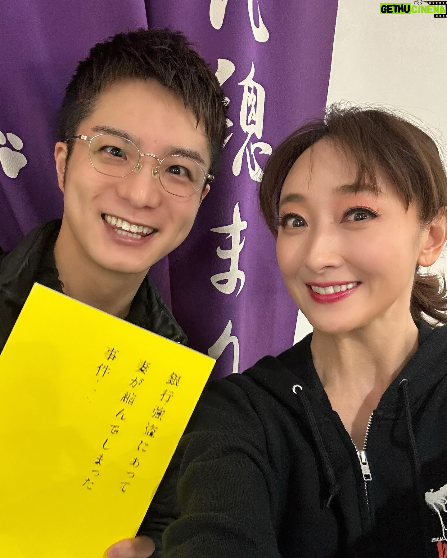 Hanafusa Mari - 5.6K Likes - 今日も無事に終了!
昨日の初日、万里生くんが観に来てくれました😊
終演後会った途端に、「縮んでみえたー!」と言ってくれました。やったー🙌🙌🙌
万里生くんのblogに色々と書いてくれているみたいで嬉しいです☺️
久しぶりにあった万里生くんは変わらずニコニコで爽やかで癒されました☺️忙しい中、来てくれてありがとうです。
3ショットは楢木和也くんも一緒に。彼はエリザの時にトートダンサーだったんですよ👍
#田代万里生 さん
#楢木和也 さん
#花總まり
#銀行強盗にあって妻が縮んでしまった事件
#日本青年館ホール
#4/14まで
#そのあと大阪と名古屋もあるよ