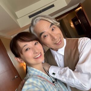 Hanafusa Mari Instagram - 「ブラックぺアン　シーズン2」の想い出😊
撮影初日の時に監督さんが、「内野さんが花總さんに会うのをとても楽しみにしていますよ」と仰っていて、え！めちゃくちゃ緊張するー💦と、もうドッキドキだったんです。そんな風に言っていただけて本当に光栄です😭
段田さんも池田さんも「花總さんの舞台、観たことありますよ」と撮影の合間に色々な話をしてくださり、皆さんとても素敵な方ばかりでした。
忙しい撮影現場では、演技以外でも様々な瞬間にそのお人柄がとてもよくわかります。
今回「ブラックぺアン2」に出演させていただけて、たくさんの学びがありました。私はあと第5話に少しだけ出演いたしますが、第4話はまだTVerで見逃し配信中（8/4 20:59まで）です。まだの方は是非😊
#内野聖陽  さん
#段田安則  さん
#池田鉄洋  さん
#ブラックぺアン 
#ブラックぺアン2 
#花總まり