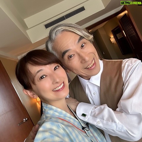 Hanafusa Mari - 6.8K Likes - 「ブラックぺアン シーズン2」の想い出😊
撮影初日の時に監督さんが、「内野さんが花總さんに会うのをとても楽しみにしていますよ」と仰っていて、え!めちゃくちゃ緊張するー💦と、もうドッキドキだったんです。そんな風に言っていただけて本当に光栄です😭
段田さんも池田さんも「花總さんの舞台、観たことありますよ」と撮影の合間に色々な話をしてくださり、皆さんとても素敵な方ばかりでした。
忙しい撮影現場では、演技以外でも様々な瞬間にそのお人柄がとてもよくわかります。
今回「ブラックぺアン2」に出演させていただけて、たくさんの学びがありました。私はあと第5話に少しだけ出演いたしますが、第4話はまだTVerで見逃し配信中(8/4 20:59まで)です。まだの方は是非😊
#内野聖陽 さん
#段田安則 さん
#池田鉄洋 さん
#ブラックぺアン
#ブラックぺアン2
#花總まり