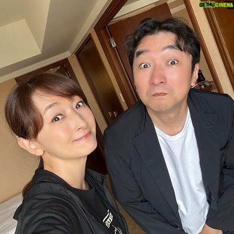 Hanafusa Mari - 6.8K Likes - 「ブラックぺアン シーズン2」の想い出😊
撮影初日の時に監督さんが、「内野さんが花總さんに会うのをとても楽しみにしていますよ」と仰っていて、え!めちゃくちゃ緊張するー💦と、もうドッキドキだったんです。そんな風に言っていただけて本当に光栄です😭
段田さんも池田さんも「花總さんの舞台、観たことありますよ」と撮影の合間に色々な話をしてくださり、皆さんとても素敵な方ばかりでした。
忙しい撮影現場では、演技以外でも様々な瞬間にそのお人柄がとてもよくわかります。
今回「ブラックぺアン2」に出演させていただけて、たくさんの学びがありました。私はあと第5話に少しだけ出演いたしますが、第4話はまだTVerで見逃し配信中(8/4 20:59まで)です。まだの方は是非😊
#内野聖陽 さん
#段田安則 さん
#池田鉄洋 さん
#ブラックぺアン
#ブラックぺアン2
#花總まり