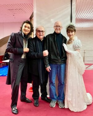 Hanafusa Mari Instagram - 本日無事にミュージカル「ベートーヴェン」開幕致しました！
劇場中に響き渡るお客様の拍手と歓喜の声に、思わず涙が出そうになりました。
思い返せば10月の半ばに初めましてと、
演出補のハリーさんと振り付け補のボラさんと会いました。　そこから怒涛の日々でしたが、言葉の壁なんて無いくらいにみんなが信頼し合い、理解し合い今日という日を目指してきました。
一回一回を大切に最後の日まで様々な想いをのせて頑張りたいと思います！
#ミュージカル
#ベートーヴェン
#ミヒャエルクンツェ　さん
#シルヴェスターリーヴァイ　さん
#やっぱりお二人の作品はすごい！
#井上芳雄　さん
#花總まり