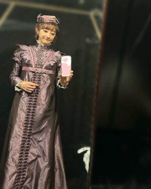 Hanafusa Mari Instagram - 名古屋、御園座公演無事に終わりました！
毎公演カーテンコールでは二階席の一番後ろまでスタンディングでの歓声と熱い拍手、本当に嬉しかったです😆
ありがとうございました！！
御園座にはまた4/26〜28まで「銀行強盗に会って妻が縮んでしまった事件」で帰ってきます。また劇場で皆さまに会える日を楽しみにしております！

そして、いよいよ「ベートーヴェン」はツアー最終地に向けて準備期間に入ります。
最後まで頑張ります✊

今日の写真は全部は撮れなかったのですが、日生劇場の舞台稽古の時に撮っておいたものです。
どのお衣装もこの時代の特徴で切り替えがかなり上でとても可愛くて大好きです😊

#ベートーヴェン
#ミュージカルベートーヴェン
#花總まり