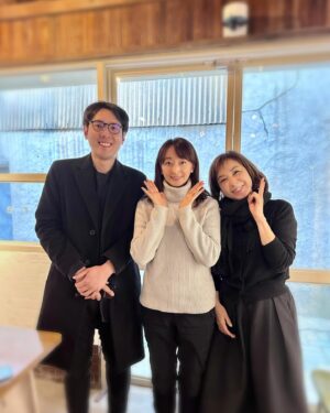 Hanafusa Mari Instagram - 一泊二日というハードスケジュールでしたが、韓国に行って来ました✈️
とあるミュージカルを観に行ったのですが、韓国にいくならば！ということで、「ベートーヴェン」でお世話になったハリーさん、そして同じくハリーさんの通訳でめちゃくちゃお世話になったテイさんに会って来ました😆
お二方が帰られてからの「ベートーヴェン」のあんな話こんな話をしたり、今だから話せるこぼれ話をして短い時間でしたが、めちゃくちゃ楽しいひと時を過ごすことができました。
でも一泊二日は疲れる😓
