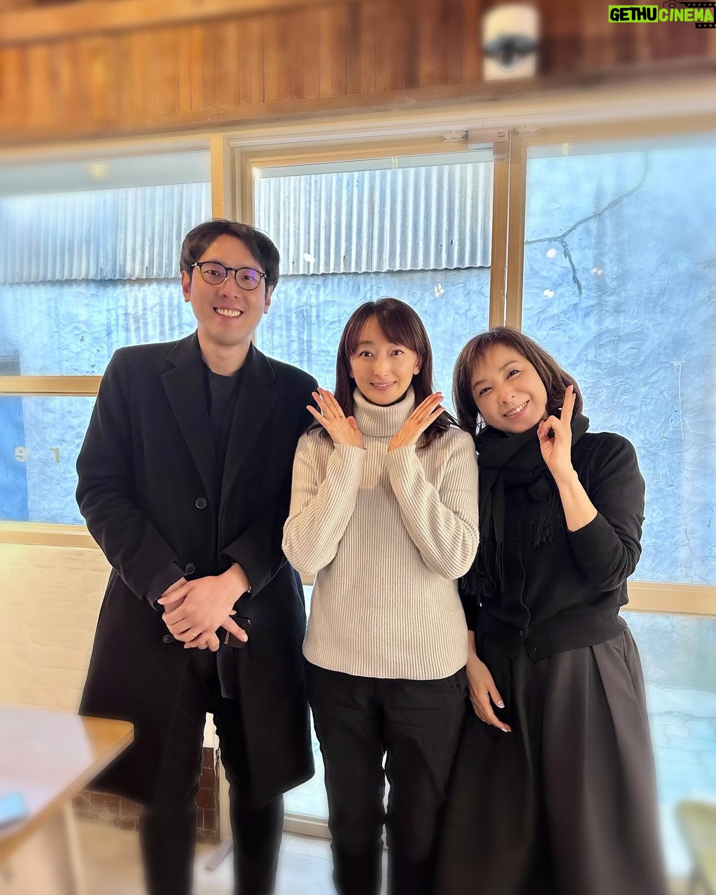 Hanafusa Mari - 5.3K Likes - 一泊二日というハードスケジュールでしたが、韓国に行って来ました✈️
とあるミュージカルを観に行ったのですが、韓国にいくならば!ということで、「ベートーヴェン」でお世話になったハリーさん、そして同じくハリーさんの通訳でめちゃくちゃお世話になったテイさんに会って来ました😆
お二方が帰られてからの「ベートーヴェン」のあんな話こんな話をしたり、今だから話せるこぼれ話をして短い時間でしたが、めちゃくちゃ楽しいひと時を過ごすことができました。
でも一泊二日は疲れる😓