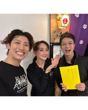 Hanafusa Mari Instagram - 今日も無事に終了！
昨日の初日、万里生くんが観に来てくれました😊
終演後会った途端に、「縮んでみえたー！」と言ってくれました。やったー🙌🙌🙌
万里生くんのblogに色々と書いてくれているみたいで嬉しいです☺️
久しぶりにあった万里生くんは変わらずニコニコで爽やかで癒されました☺️忙しい中、来てくれてありがとうです。
3ショットは楢木和也くんも一緒に。彼はエリザの時にトートダンサーだったんですよ👍
#田代万里生　さん
#楢木和也　さん
#花總まり
#銀行強盗にあって妻が縮んでしまった事件
#日本青年館ホール
#4/14まで
#そのあと大阪と名古屋もあるよ