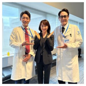 Hanafusa Mari Instagram - 「ブラックぺアン　シーズン2」から想い出写真🤳
小泉孝太郎さんと橋本さとしさん、そして葵わかなさん。
難しい医療用語で東城大を追い詰めるシーンの時、カットがかかった瞬間に
小泉さんが「凄い！」と拍手してくださったんです。セリフをかんだり間違えたりして撮り直すのが嫌だったので、めちゃくちゃ緊張、そして集中していたので、その一言がとても嬉しかったです😊
そして橋本さとしさんはお会いした時に「やっとご一緒できましたねー！！」とお互いに思っていたことが同じで😆
そんな風に言っていただけたのもとても嬉しかったです😊
そして葵わかなさん。今回私は母親の役だったのですが、もともと彼女の役名が「花房（はなぶさ）」。私は「花總（はなふさ）」なんか不思議なご縁だなと感じました。

第4話Tverで見逃し配信中（8/4終了予定）です。

#ブラックぺアン 
#ブラックぺアンシーズン2 
#小泉孝太郎　さん
#橋本さとし　さん
#葵わかな　さん
#花總まり
