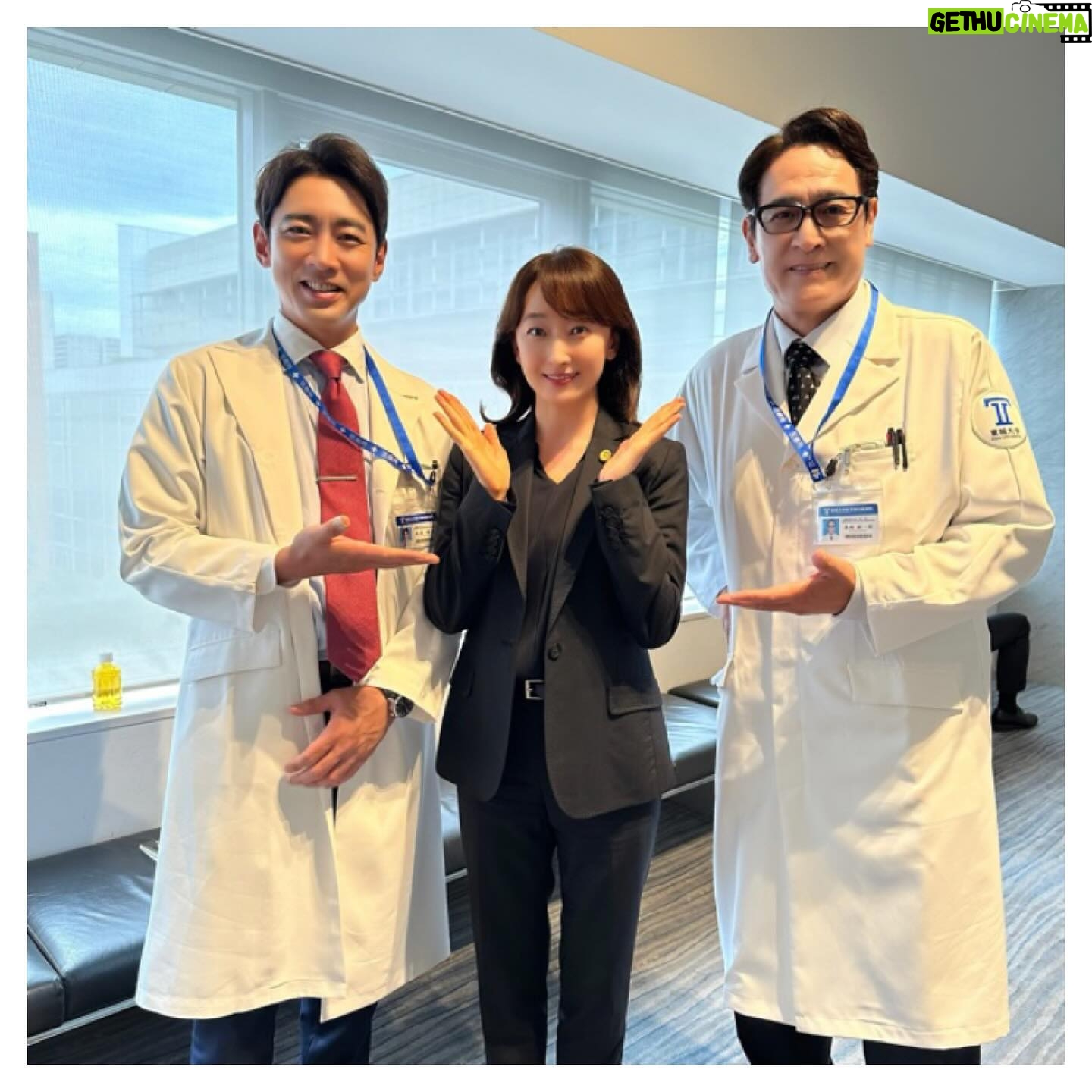 Hanafusa Mari - 7K Likes - 「ブラックぺアン シーズン2」から想い出写真🤳
小泉孝太郎さんと橋本さとしさん、そして葵わかなさん。
難しい医療用語で東城大を追い詰めるシーンの時、カットがかかった瞬間に
小泉さんが「凄い!」と拍手してくださったんです。セリフをかんだり間違えたりして撮り直すのが嫌だったので、めちゃくちゃ緊張、そして集中していたので、その一言がとても嬉しかったです😊
そして橋本さとしさんはお会いした時に「やっとご一緒できましたねー!!」とお互いに思っていたことが同じで😆
そんな風に言っていただけたのもとても嬉しかったです😊
そして葵わかなさん。今回私は母親の役だったのですが、もともと彼女の役名が「花房(はなぶさ)」。私は「花總(はなふさ)」なんか不思議なご縁だなと感じました。
第4話Tverで見逃し配信中(8/4終了予定)です。
#ブラックぺアン
#ブラックぺアンシーズン2
#小泉孝太郎 さん
#橋本さとし さん
#葵わかな さん
#花總まり