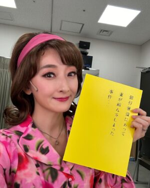 Hanafusa Mari Instagram - 本日、無事に初日を迎えました🙌
舞台化不可能といわれた作品でしたが、やりましたー！
その代わり、舞台の床には物凄い数のばみり😅キャスト、スタッフみんなで場面転換（ちなみに私もセットを動かしています）、でもでも、創り上げた！
今日がスタートです。
この作品、ほんと面白いんです。是非皆様我慢せず面白いところは声をあげて笑ってください😆

こんな作品見たことないと思います。
一回一回私もこの時間を味わいなから最後まで頑張ります！

#銀行強盗にあって妻が縮んでしまった事件
#日本青年館ホール
#4/14まで
#そのあと大阪と名古屋あり
#花總まり