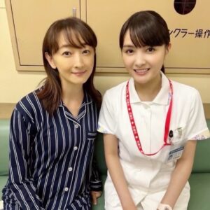 Hanafusa Mari Instagram - 「ブラックぺアン　シーズン2」から想い出写真🤳
小泉孝太郎さんと橋本さとしさん、そして葵わかなさん。
難しい医療用語で東城大を追い詰めるシーンの時、カットがかかった瞬間に
小泉さんが「凄い！」と拍手してくださったんです。セリフをかんだり間違えたりして撮り直すのが嫌だったので、めちゃくちゃ緊張、そして集中していたので、その一言がとても嬉しかったです😊
そして橋本さとしさんはお会いした時に「やっとご一緒できましたねー！！」とお互いに思っていたことが同じで😆
そんな風に言っていただけたのもとても嬉しかったです😊
そして葵わかなさん。今回私は母親の役だったのですが、もともと彼女の役名が「花房（はなぶさ）」。私は「花總（はなふさ）」なんか不思議なご縁だなと感じました。

第4話Tverで見逃し配信中（8/4終了予定）です。

#ブラックぺアン 
#ブラックぺアンシーズン2 
#小泉孝太郎　さん
#橋本さとし　さん
#葵わかな　さん
#花總まり