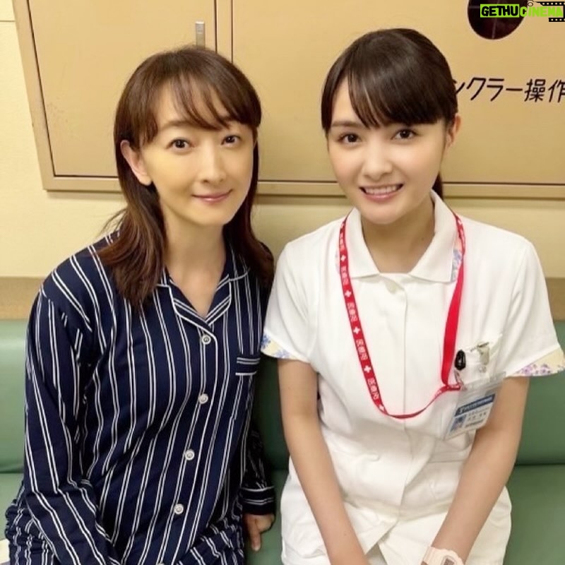 Hanafusa Mari - 7K Likes - 「ブラックぺアン シーズン2」から想い出写真🤳
小泉孝太郎さんと橋本さとしさん、そして葵わかなさん。
難しい医療用語で東城大を追い詰めるシーンの時、カットがかかった瞬間に
小泉さんが「凄い!」と拍手してくださったんです。セリフをかんだり間違えたりして撮り直すのが嫌だったので、めちゃくちゃ緊張、そして集中していたので、その一言がとても嬉しかったです😊
そして橋本さとしさんはお会いした時に「やっとご一緒できましたねー!!」とお互いに思っていたことが同じで😆
そんな風に言っていただけたのもとても嬉しかったです😊
そして葵わかなさん。今回私は母親の役だったのですが、もともと彼女の役名が「花房(はなぶさ)」。私は「花總(はなふさ)」なんか不思議なご縁だなと感じました。
第4話Tverで見逃し配信中(8/4終了予定)です。
#ブラックぺアン
#ブラックぺアンシーズン2
#小泉孝太郎 さん
#橋本さとし さん
#葵わかな さん
#花總まり