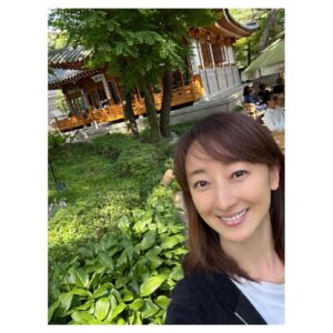 Hanafusa Mari Instagram - テイさんとお茶したところはここ🫖
韓国の伝統家屋カフェ。
三淸閣の中にある東白軒というところ。
お天気も良く、とても気持ちの良いところでした😆
頼んだお茶は五味茶。
チョウセンゴミシの果実を乾燥させたもので、「酸味・苦味・甘味・辛味・塩味」の５つの味がするということが、その名前の由来となっています。身体に良いお茶です。
とても美味しかったですよ😊
ここで楽しくお茶していてあっという間に空港に行かなくてはならない時間になってしまい、テイさんと写真を撮りそびれました😓

今回の韓国行きはお仕事でしたが、素敵な思い出がたくさんできました(^^)

#韓国#韓国カフェ