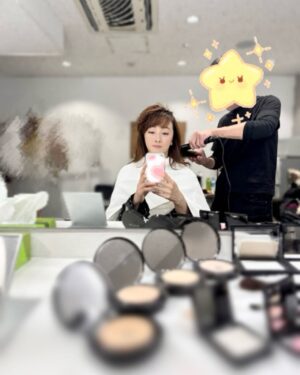Hanafusa Mari Instagram - 先日「銀行強盗にあって妻が縮んでしまった事件」（題名が長い😅）のビジュアル撮影がありました。
今年の春に「めざまし8」に出演して以来の谷原章介さん。今回は夫婦役。不思議なファンタジー。原作があるのですが、さて、この作品を一体舞台でどう表現するのか。
楽しみです。皆さん、来年の4月ですが、是非観にいらして下さいね😊
#アンドリューカウフマン
#銀行強盗にあって妻が縮んでしまった事件 
#日本青年館ホール 
#谷原章介　さん
#花總まり