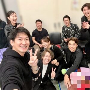 Hanafusa Mari Instagram - アンサンブルさん達がダメ出しを受けている間別のエリアでずっと待っている私たち。ふと、そうだ、全然みんなと写真撮れていないから撮りたい！と思い、みんなで撮ることに。でもみんなカメラに入りきれるかなと心配に。。
そこで、龍ちゃん（小野田龍之介くん）にまさか持ってないよねと思いながら、「自撮り棒持ってる？」と聞いたら「持ってるよ🐉」とカバンの中から自撮り棒を出し、慣れた手つきで連写。
このお稽古中、写真撮るなんて雰囲気あまりなかったので、カバンから自撮り棒が出てきたことに爆笑🤣
今日でピアノだけの通しは終わり。明日からはいよいよオケ合わせ。
あー、お稽古場の終わりが近づいてきているー😱
#井上芳雄　さん
#海宝直人　さん
#小野田龍之介　さん
#木下晴香　さん
#渡辺大輔　さん
#実咲凜音  さん
#吉野圭吾　さん
#佐藤隆紀  さん
#坂元健児  さん
#花總まり
#ベートーヴェン
#日生劇場