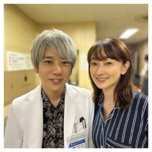 Hanafusa Mari Instagram - 「ブラックぺアン　シーズン2」第4話、ご覧下さりありがとうございます❗️
私も色々な意味でドキドキしながら見ていました😅
写真はそう、天城先生❗️二宮和也さんです。初めてお会いした時からとても気さくに接してくださり、私が撮影最終日にお写真をお願いしたら「僕も撮りたい！」と言ってくださり、とても素敵な方でした😊
他の共演者の方ともお写真撮らせていただいたので、またインスタにアップしますね！

さてさて、この後どうなるのか、
来週日曜日、第5話も引き続きお楽しみに😊
#二宮和也　さん
#ブラックぺアン
#花總まり