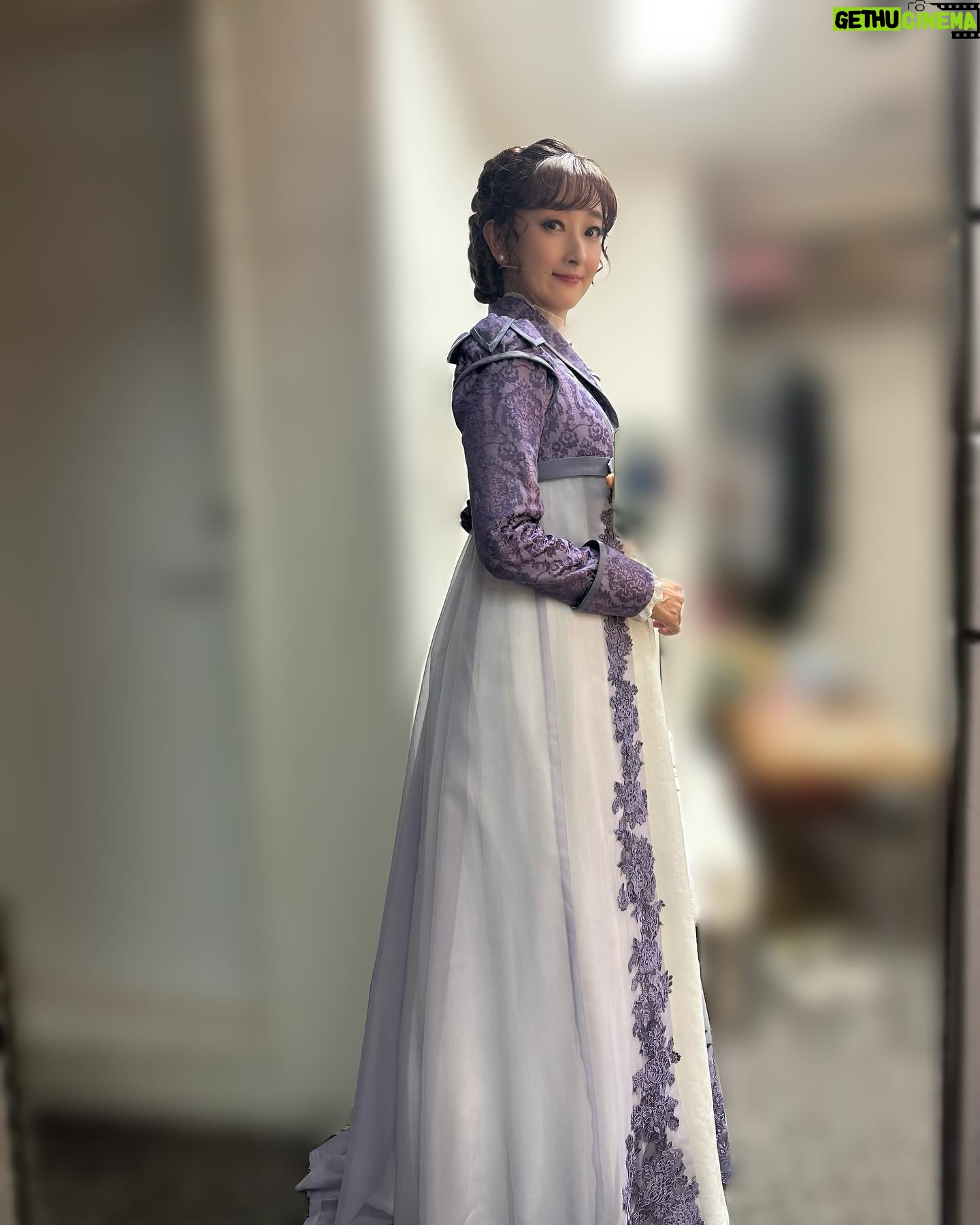 Hanafusa Mari - 7.3K Likes - 名古屋、御園座公演無事に終わりました!
毎公演カーテンコールでは二階席の一番後ろまでスタンディングでの歓声と熱い拍手、本当に嬉しかったです😆
ありがとうございました!!
御園座にはまた4/26〜28まで「銀行強盗に会って妻が縮んでしまった事件」で帰ってきます。また劇場で皆さまに会える日を楽しみにしております!
そして、いよいよ「ベートーヴェン」はツアー最終地に向けて準備期間に入ります。
最後まで頑張ります✊
今日の写真は全部は撮れなかったのですが、日生劇場の舞台稽古の時に撮っておいたものです。
どのお衣装もこの時代の特徴で切り替えがかなり上でとても可愛くて大好きです😊
#ベートーヴェン
#ミュージカルベートーヴェン
#花總まり