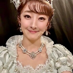 Hanafusa Mari Instagram - 思ひ出写真も今日で終わり😊
暫くの間お付き合い下さりありがとうございました！
２枚目の写真は大千穐楽の終演後楽屋で「終わった〜」という写真です😆
いまだに時々「ベートーヴェン」の曲が頭の中をグルグルと回っていますが、そろそろ次の準備に入る時がやってきました。

「ベートーヴェン」本当に大変でしたが大好きな作品になりました。本当に皆さまたくさん応援してくださりありがとうございました！

さて、次なるは4月「銀行強盗にあって妻が縮んでしまった事件」皆さまぜひ観にいらして下さい😊
#ベートーヴェン
#ミュージカルベートーヴェン
#花總まり