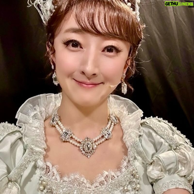 Hanafusa Mari - 7.9K Likes - 思ひ出写真も今日で終わり😊
暫くの間お付き合い下さりありがとうございました!
2枚目の写真は大千穐楽の終演後楽屋で「終わった〜」という写真です😆
いまだに時々「ベートーヴェン」の曲が頭の中をグルグルと回っていますが、そろそろ次の準備に入る時がやってきました。
「ベートーヴェン」本当に大変でしたが大好きな作品になりました。本当に皆さまたくさん応援してくださりありがとうございました!
さて、次なるは4月「銀行強盗にあって妻が縮んでしまった事件」皆さまぜひ観にいらして下さい😊
#ベートーヴェン
#ミュージカルベートーヴェン
#花總まり
