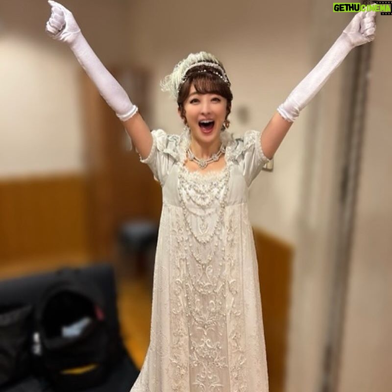 Hanafusa Mari - 7.9K Likes - 思ひ出写真も今日で終わり😊
暫くの間お付き合い下さりありがとうございました!
2枚目の写真は大千穐楽の終演後楽屋で「終わった〜」という写真です😆
いまだに時々「ベートーヴェン」の曲が頭の中をグルグルと回っていますが、そろそろ次の準備に入る時がやってきました。
「ベートーヴェン」本当に大変でしたが大好きな作品になりました。本当に皆さまたくさん応援してくださりありがとうございました!
さて、次なるは4月「銀行強盗にあって妻が縮んでしまった事件」皆さまぜひ観にいらして下さい😊
#ベートーヴェン
#ミュージカルベートーヴェン
#花總まり