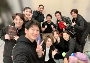 Hanafusa Mari Instagram - アンサンブルさん達がダメ出しを受けている間別のエリアでずっと待っている私たち。ふと、そうだ、全然みんなと写真撮れていないから撮りたい！と思い、みんなで撮ることに。でもみんなカメラに入りきれるかなと心配に。。
そこで、龍ちゃん（小野田龍之介くん）にまさか持ってないよねと思いながら、「自撮り棒持ってる？」と聞いたら「持ってるよ🐉」とカバンの中から自撮り棒を出し、慣れた手つきで連写。
このお稽古中、写真撮るなんて雰囲気あまりなかったので、カバンから自撮り棒が出てきたことに爆笑🤣
今日でピアノだけの通しは終わり。明日からはいよいよオケ合わせ。
あー、お稽古場の終わりが近づいてきているー😱
#井上芳雄　さん
#海宝直人　さん
#小野田龍之介　さん
#木下晴香　さん
#渡辺大輔　さん
#実咲凜音  さん
#吉野圭吾　さん
#佐藤隆紀  さん
#坂元健児  さん
#花總まり
#ベートーヴェン
#日生劇場