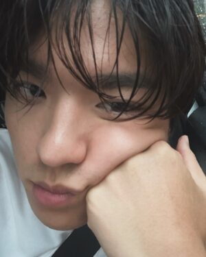 Hank Wang Instagram - 這個雨⋯剛從髮廊出來😑
真。濕髮造型