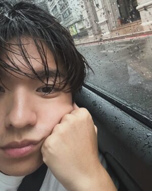 Hank Wang Instagram - 這個雨⋯剛從髮廊出來😑
真。濕髮造型