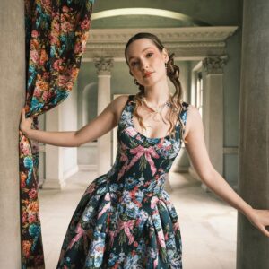 Hannah Dodd Instagram - @libertylondon x @bridgertonnetflix 💛🐝💎

Thank you @huishanzhang @sarahillmakeup @rosskwan @shondaland @uliweber @felicitykay @ivoryandonyx @selectmodellondon @publiceyecomms