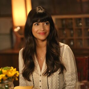 Hannah Simone Instagram - As I try and fumble my way through doing my own hair and makeup for my podcast @themessaroundpod I have to SCREAM FROM THE ROOFTOPS all the phenomenal makeup and hair artists that have transformed me from my natural mowgli vibe to someone who could be believed to play a model on tv… thank you for teaching me your tips and tricks through your all the shows, shoots, carpets and random pick me up days plz text me and tell me how to contour because for the life of me I can’t figure it out  xo * also full disclosure I am full nick miller in real life so thank you to the incredible people in styling and costumes who put me in great clothes to help me look less like the full couch potato I am 😂❤️