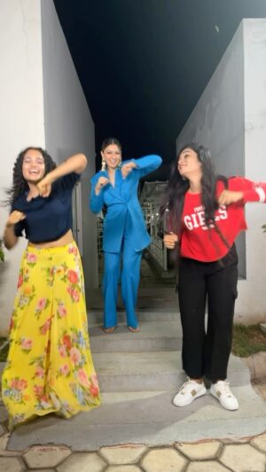 Hansika Motwani Instagram - Ooo Pillaga Venkatesha😋 with my talented girls 🩵🩵 #trending