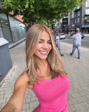 Hariany Almeida Instagram - Blond hair  @stefaniacalado
