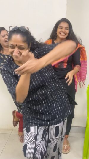Haritha Nair Instagram - Oru reel edukan sammathikilla ee ammamar😤 @poornhimaa @official_sreelekshmi