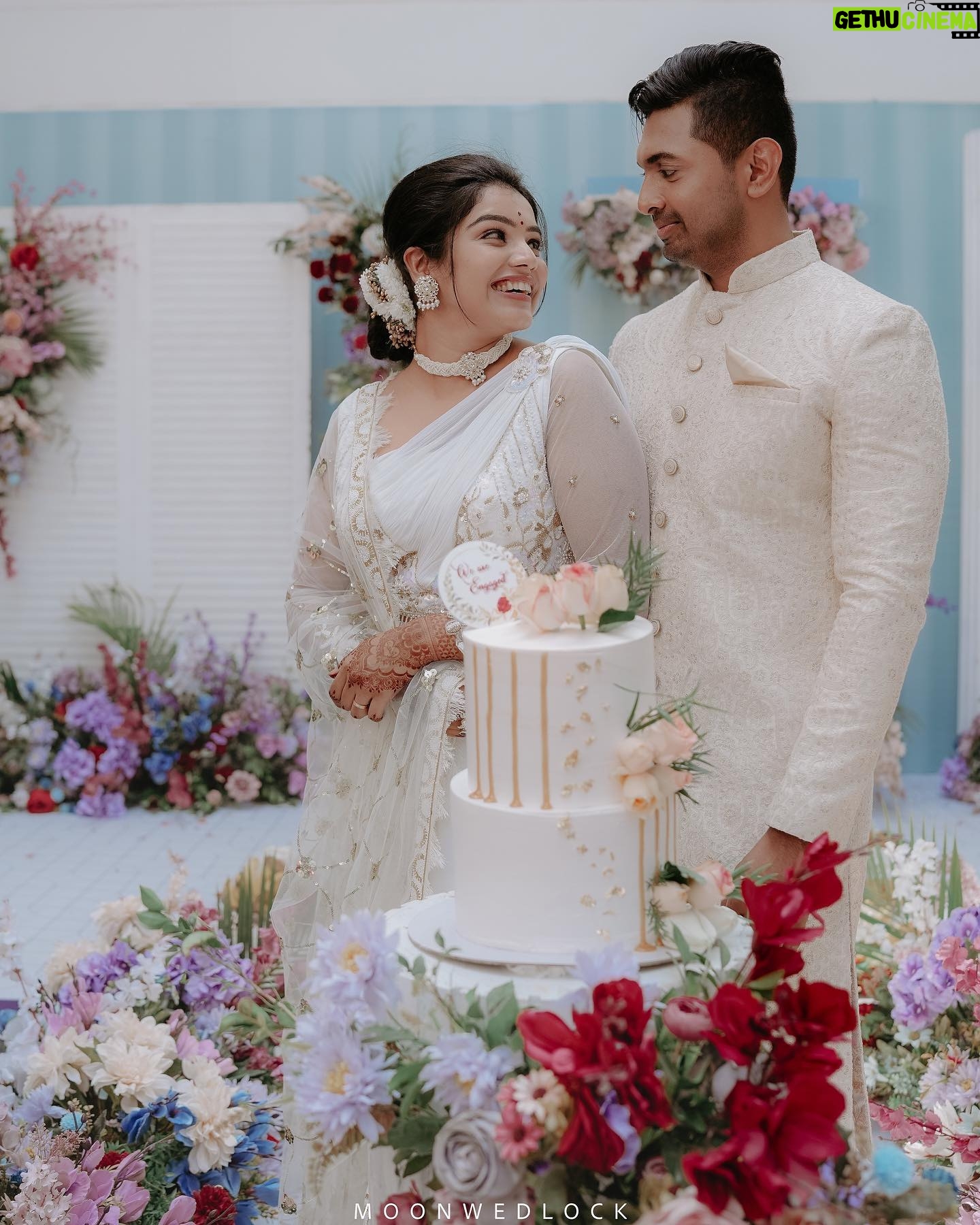 Haritha Nair - 9K Likes - 11-02-2024🫶🏻💞
Decor- @red_dot_events
Photography- @moonwedlock
Makeup- @rechusajeemakeupartist
Outfit- @lizcreationsboutique